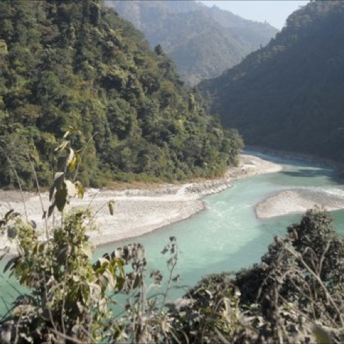 Nepal rit door de bergen naar Chitwan Nationaal Park